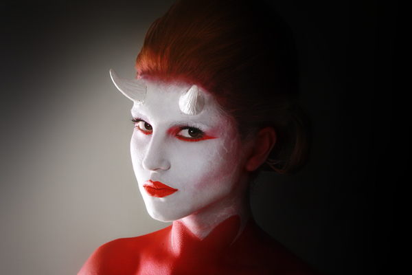 perroamarillo bodypaint diablo blanco