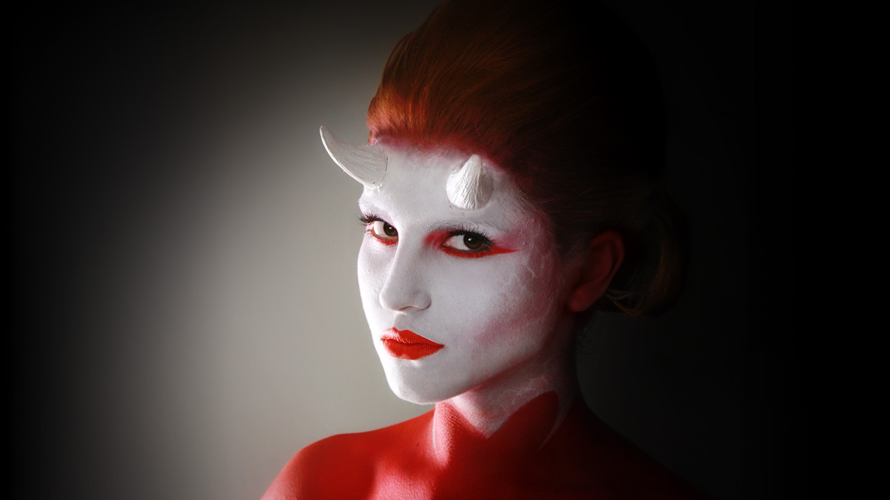 perroamarillo-bodypaint-diablo-blanco