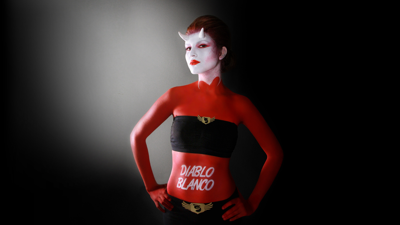 perroamarillo-bodypaint-diablo-blanco