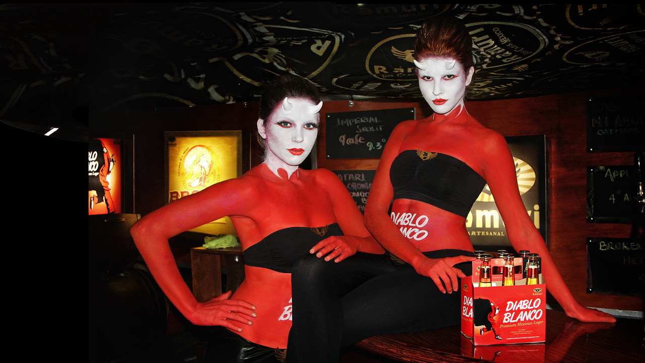 perroamarillo-bodypaint-diablo-blanco